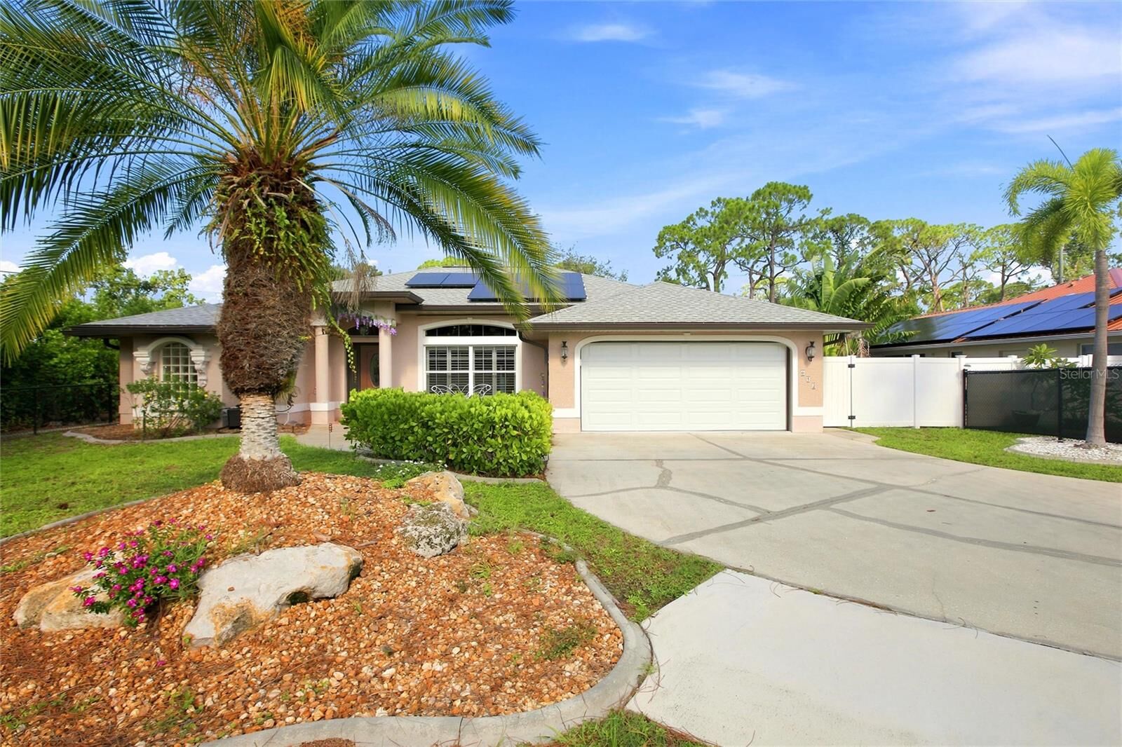 Property Photo:  652 N Elm Street  FL 34223 