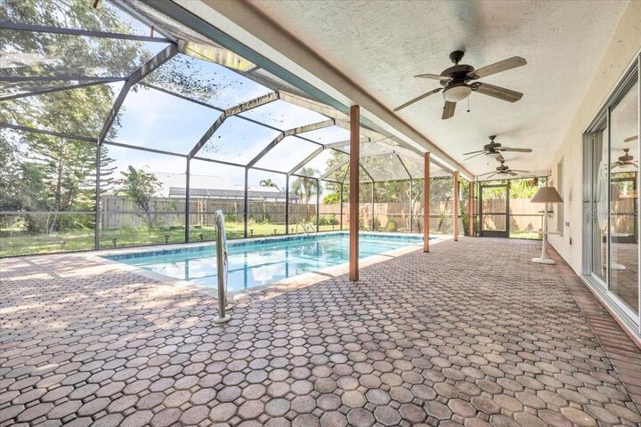 Property Photo:  5012 Palm Aire Drive  FL 34243 
