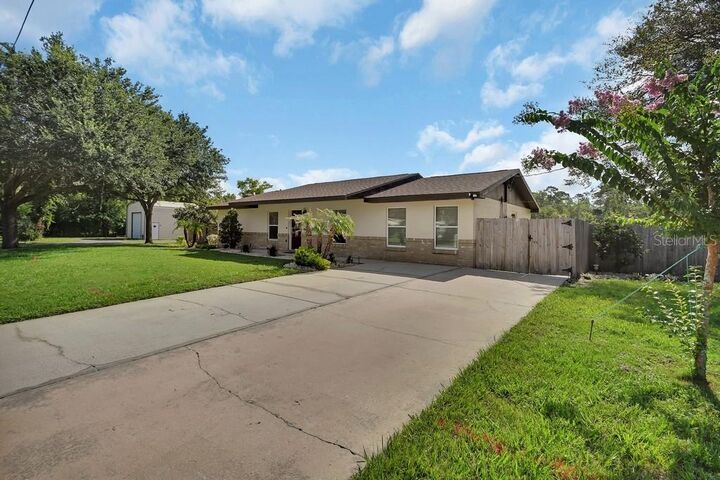 Property Photo:  103 Siesta Court  FL 32724 