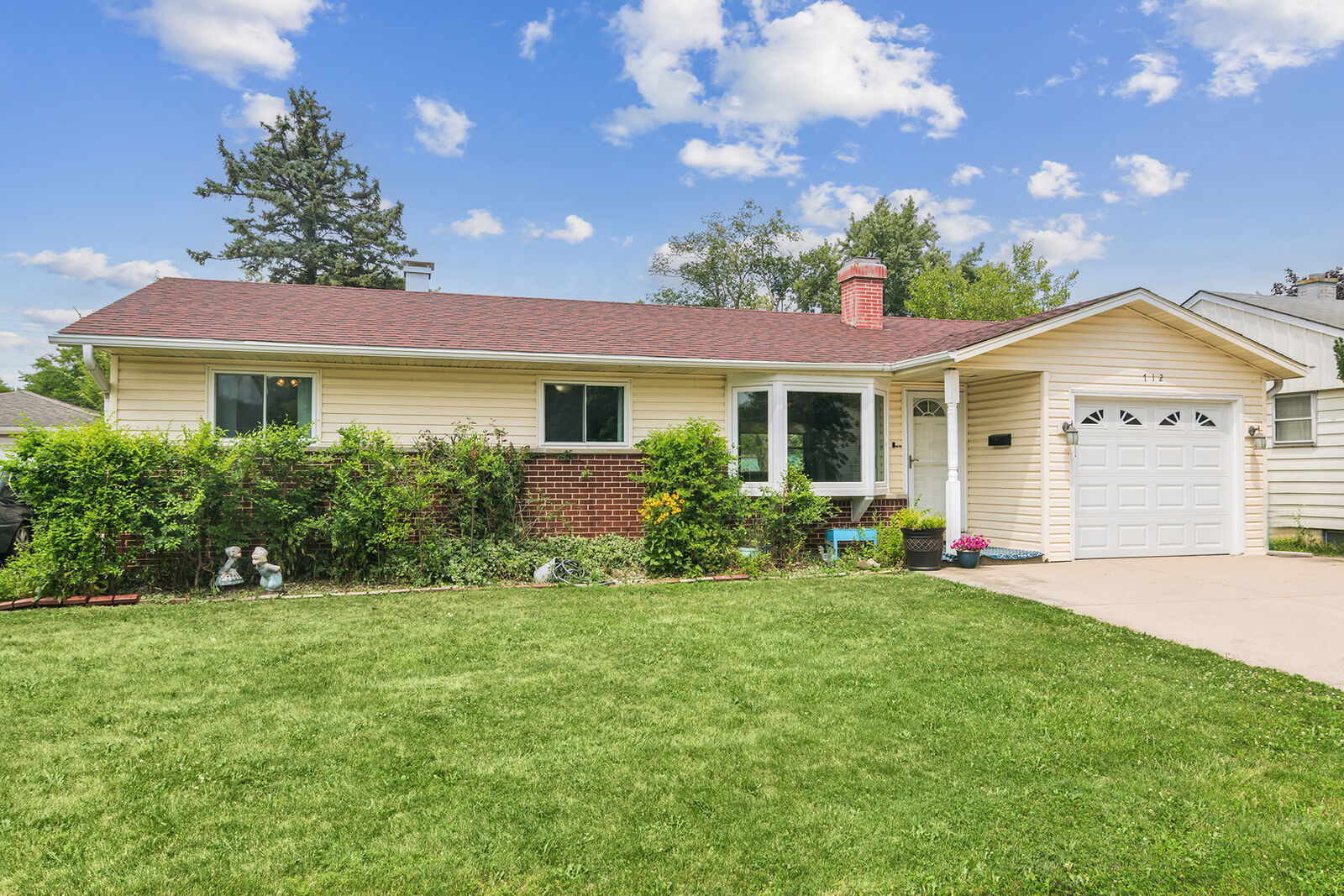 Property Photo: 712 Saint Marys Parkway IL 60089