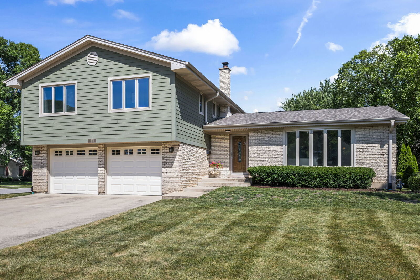 Property Photo:  1621 N Belmont Avenue  IL 60004 
