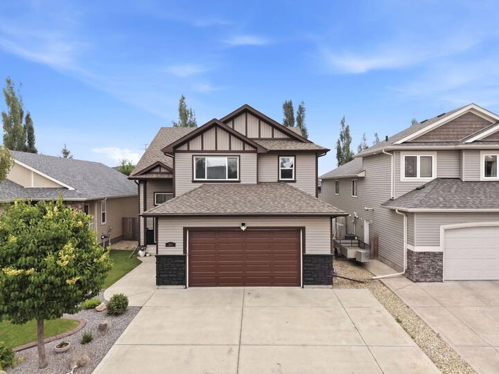 Property Photo:  100 Vincent Close  AB T4R 0H8 