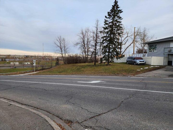 Property Photo:  2005 62 Avenue SE  AB T2C 0C2 