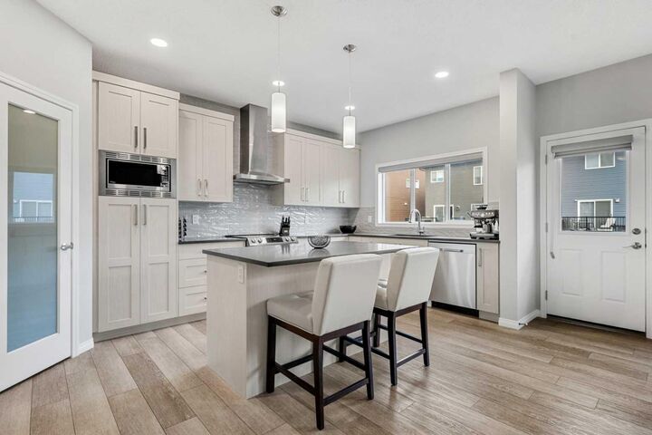 Property Photo:  1020 Chinook Gate Heath SW  AB T4B 5C9 