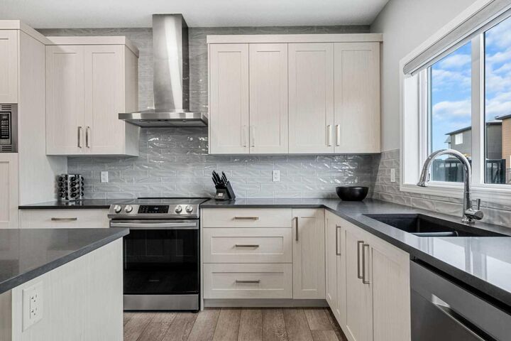 Property Photo: 1020 Chinook Gate Heath SW AB T4B 5C9