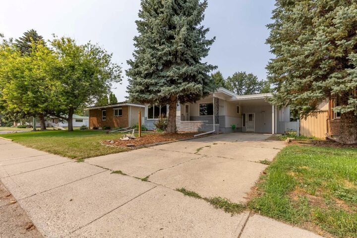 Property Photo:  2005 16 Avenue S  AB T1K 0Z4 