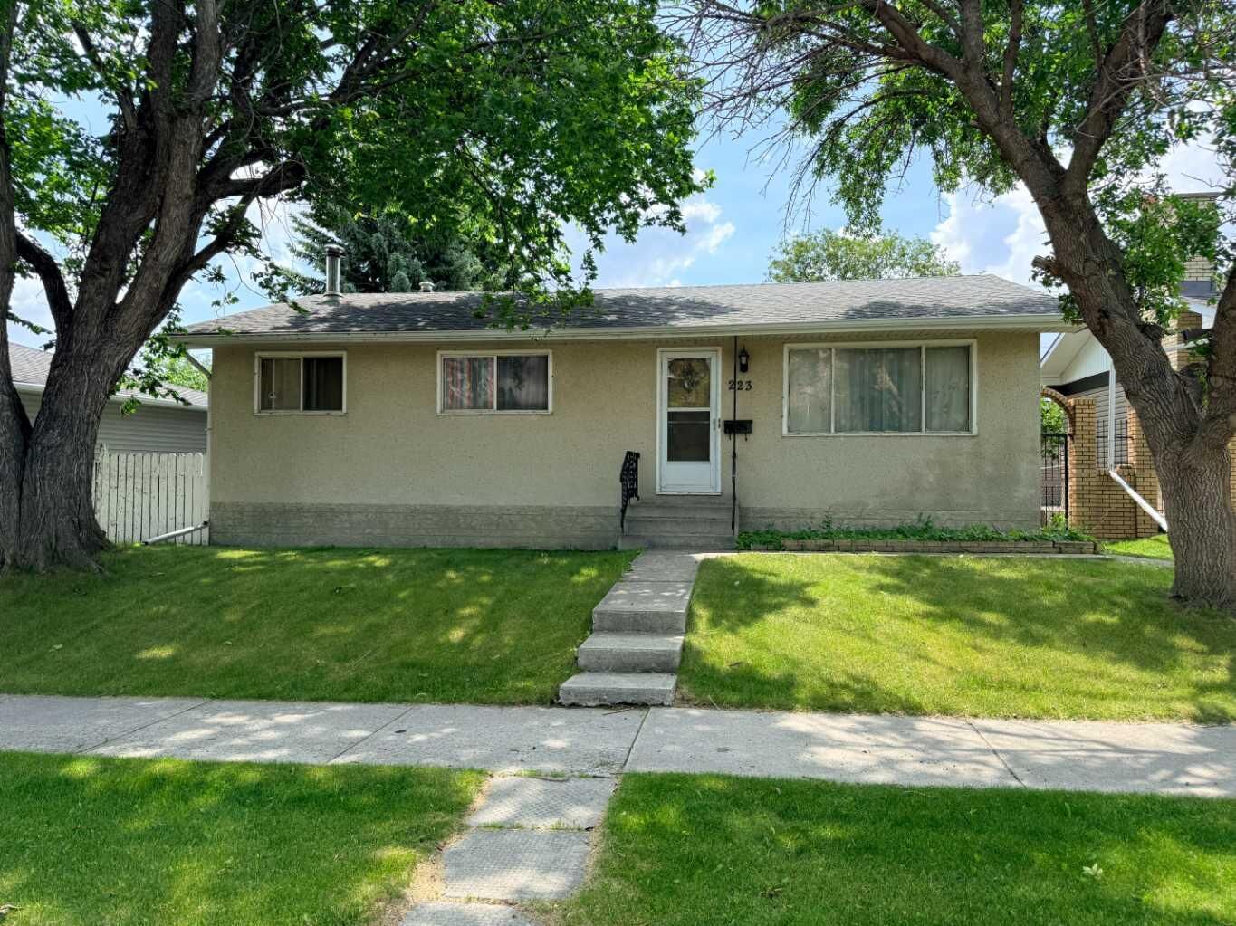 Property Photo:  223 72 Avenue NE  AB T2K 0N8 