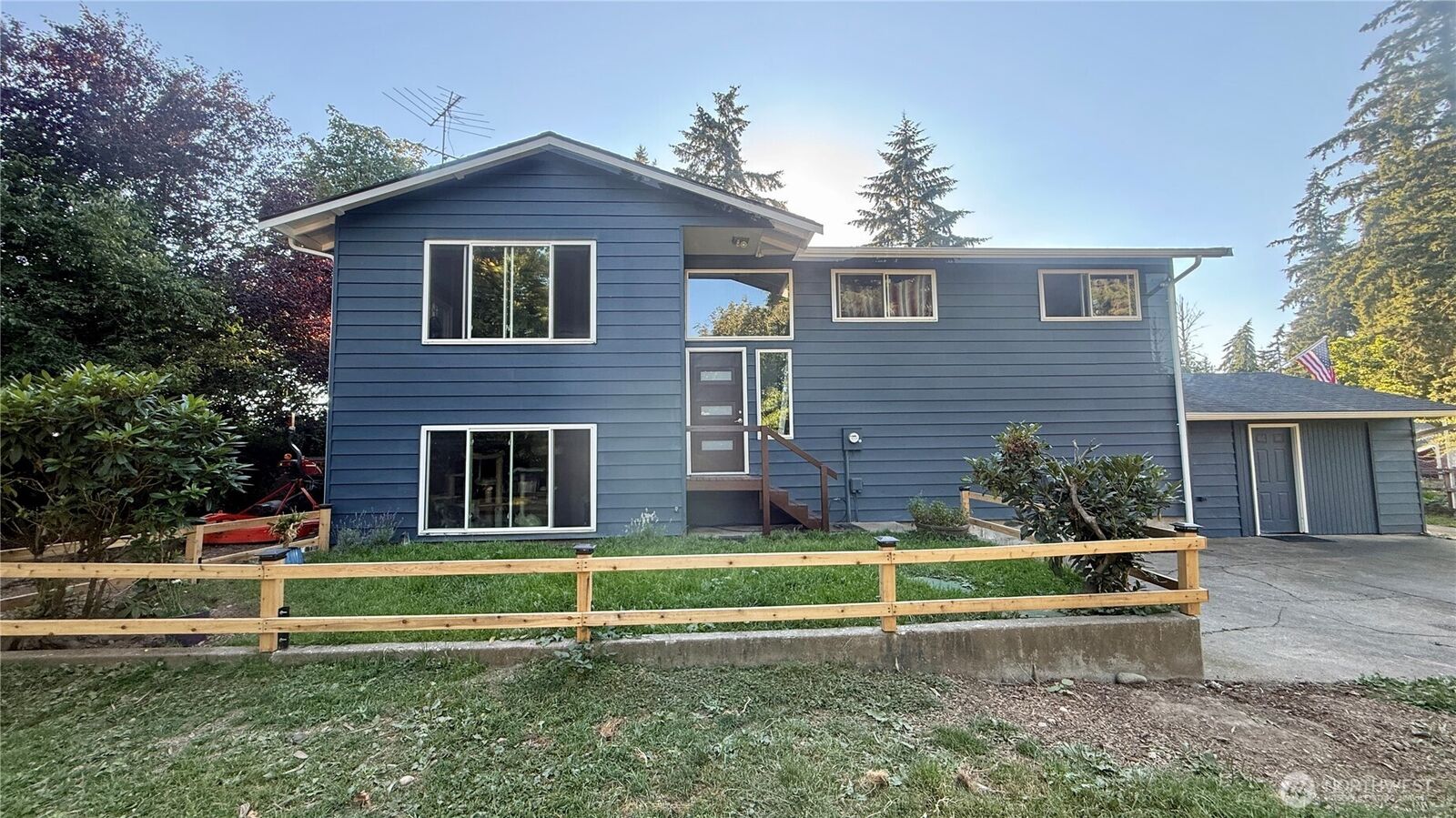 Property Photo:  22045  Peter Grubb Road SE  WA 98058 