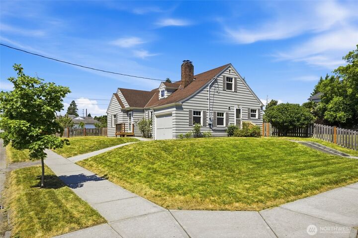 Property Photo:  3119  25th Street  WA 98201 