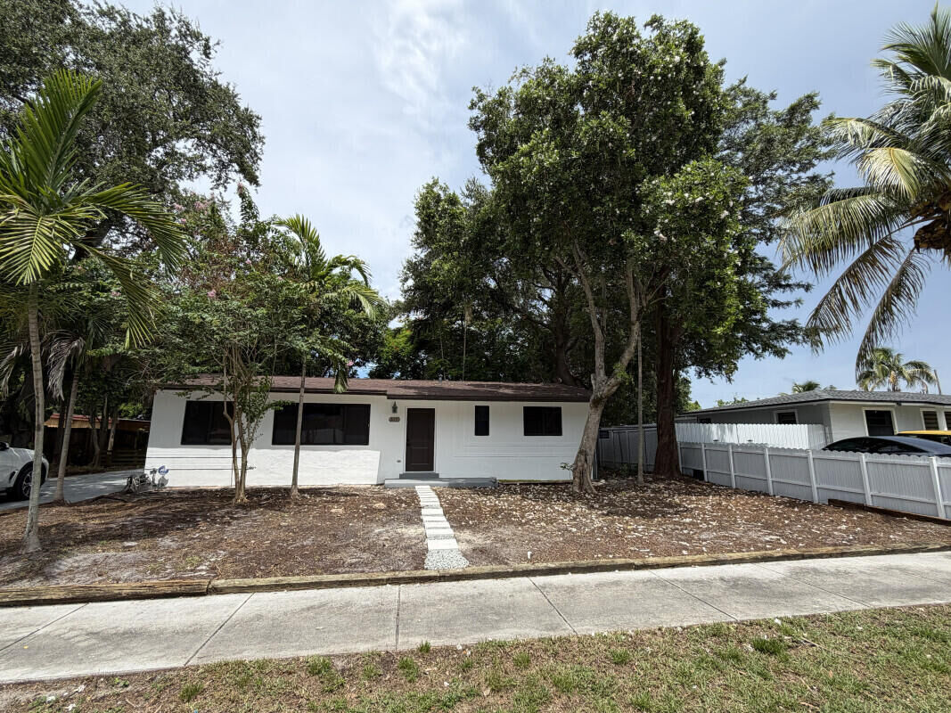 Property Photo: 3611 SW 33rd Avenue FL 33023