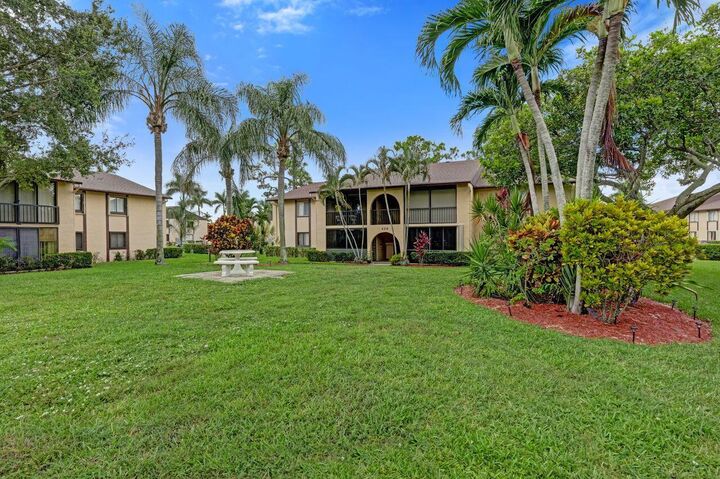 Property Photo: 429 Pine Glen Lane C-2 FL 33463