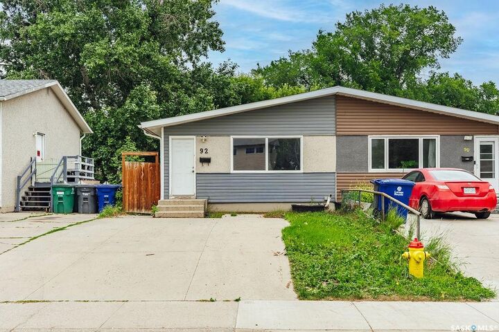 Property Photo:  92 Davidson Crescent  SK S7L 4A1 