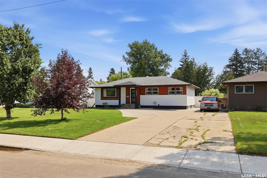 Property Photo:  2321 McKinnon Avenue S  SK S7N 1N7 
