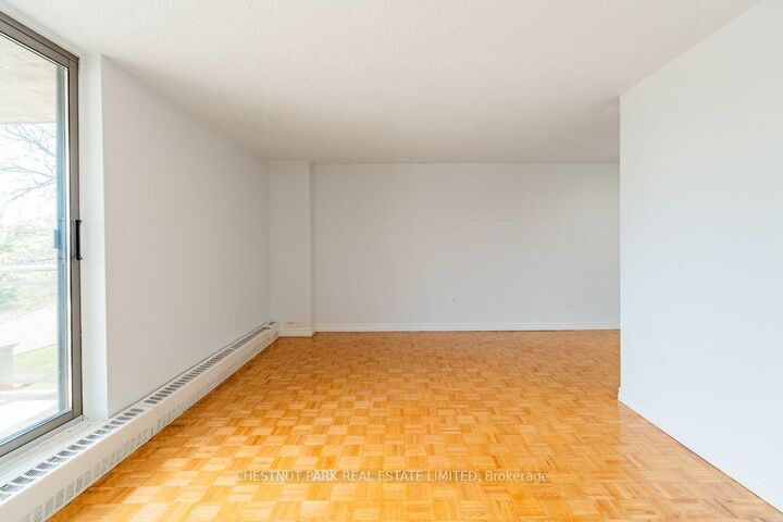 Property Photo: 1060 Caven Street 202 ON L5G 4J5