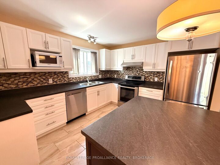 Property Photo: 614 Barnsley Crescent ON K7M 8X4