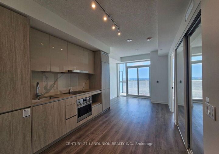 Property Photo:  28 Interchange Way N/A 3102  ON L4K 0P8 