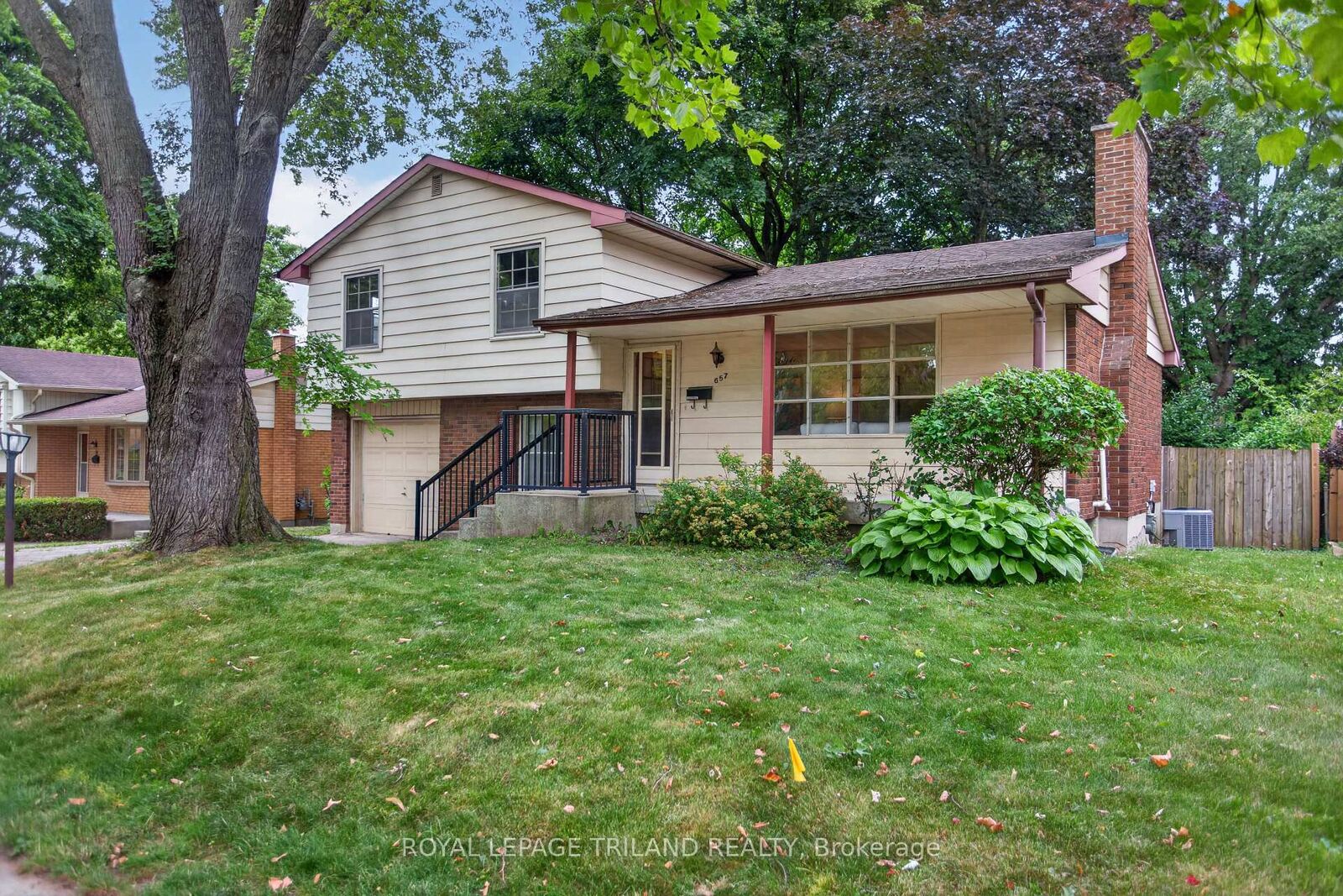 Property Photo: 657 Viscount Road ON N6J 2Y4
