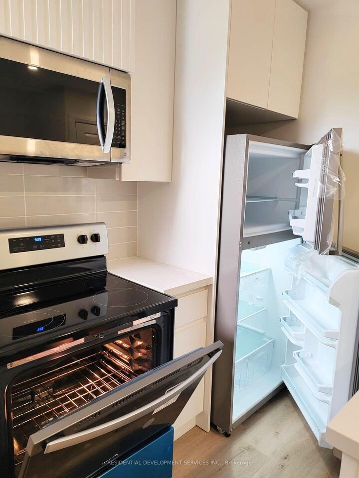 Property Photo:  275 Euclid Avenue 2nd Floor  ON M6J 2K1 