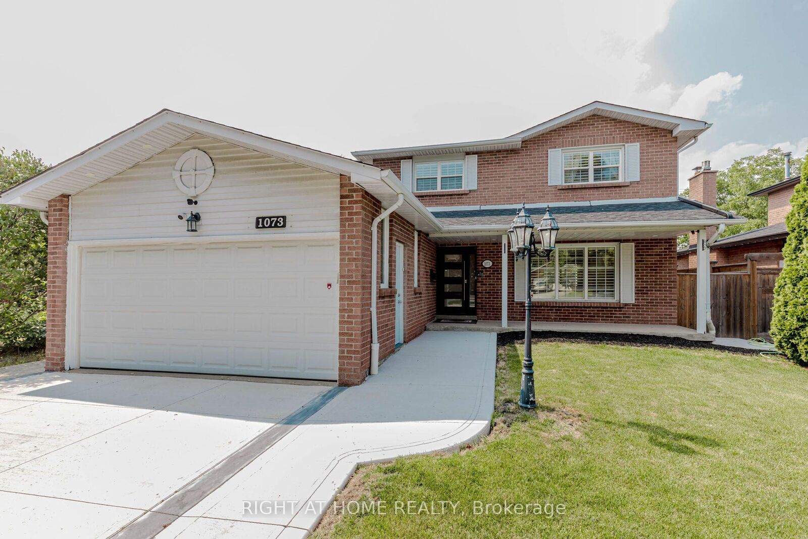 Property Photo: 1073 Mesa Crescent ON L5R 3E7