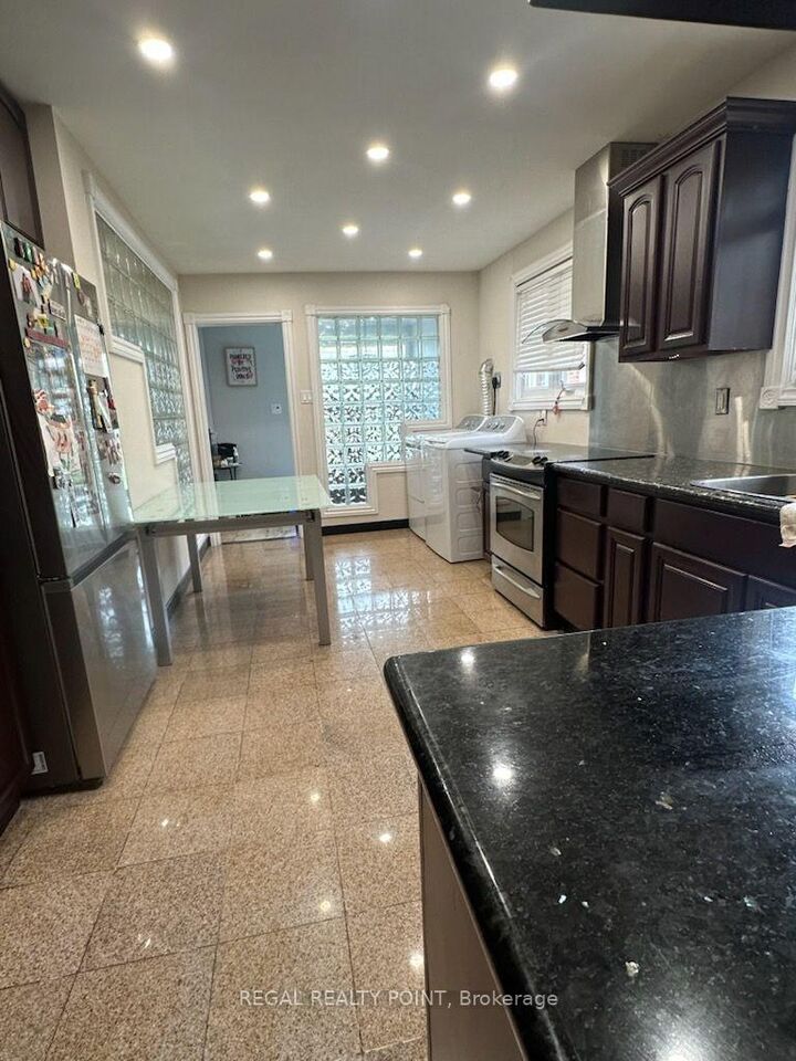 Property Photo:  6 Harrington Crescent  ON M2M 2Y5 