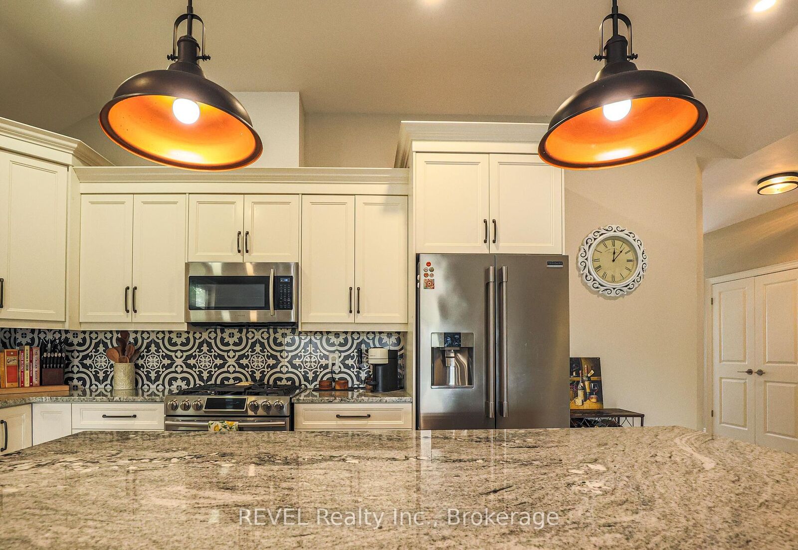 Property Photo:  15 Willowbrook Drive  ON L3C 0G1 