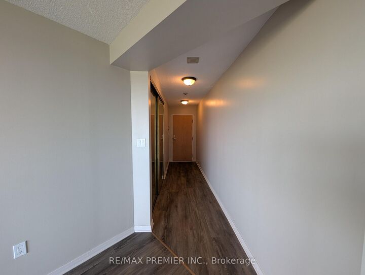 Property Photo:  5 Concorde Place 2809  ON M3C 3M8 