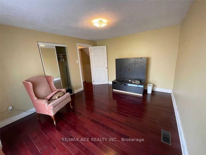 Property Photo:  40 Cavehill Crescent Lower  ON M1R 4P9 