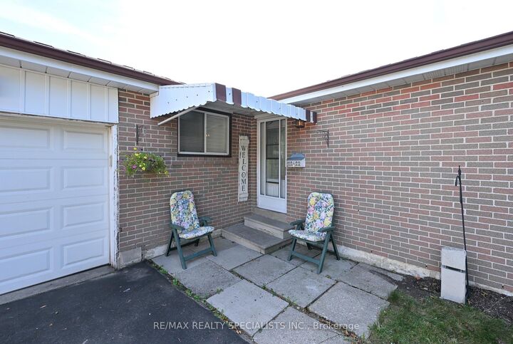 Property Photo:  8 Beechwood Crescent  ON L6T 1Y1 