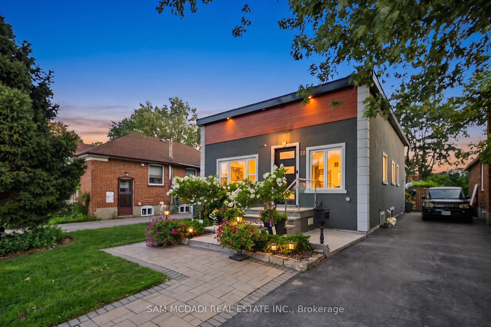 Property Photo: 30 Maple Avenue N ON L5H 2S1