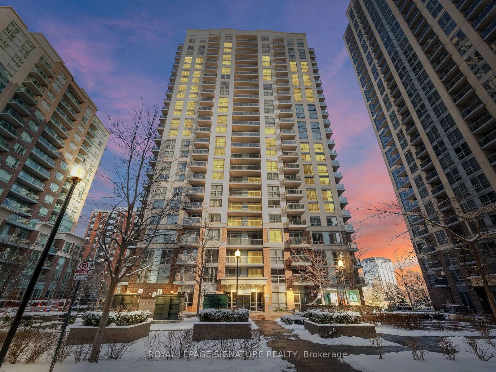 Property Photo:  5 Michael Power Place 901  ON M9A 0A3 