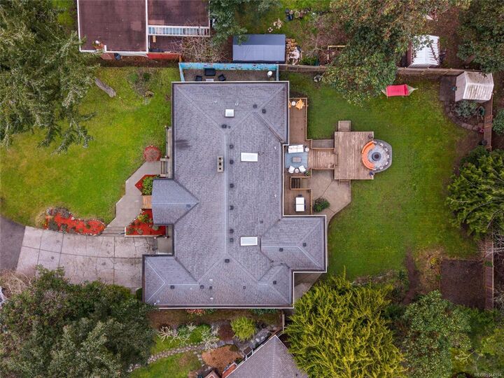 Property Photo: 2881 Phyllis St BC V8N 1Y8