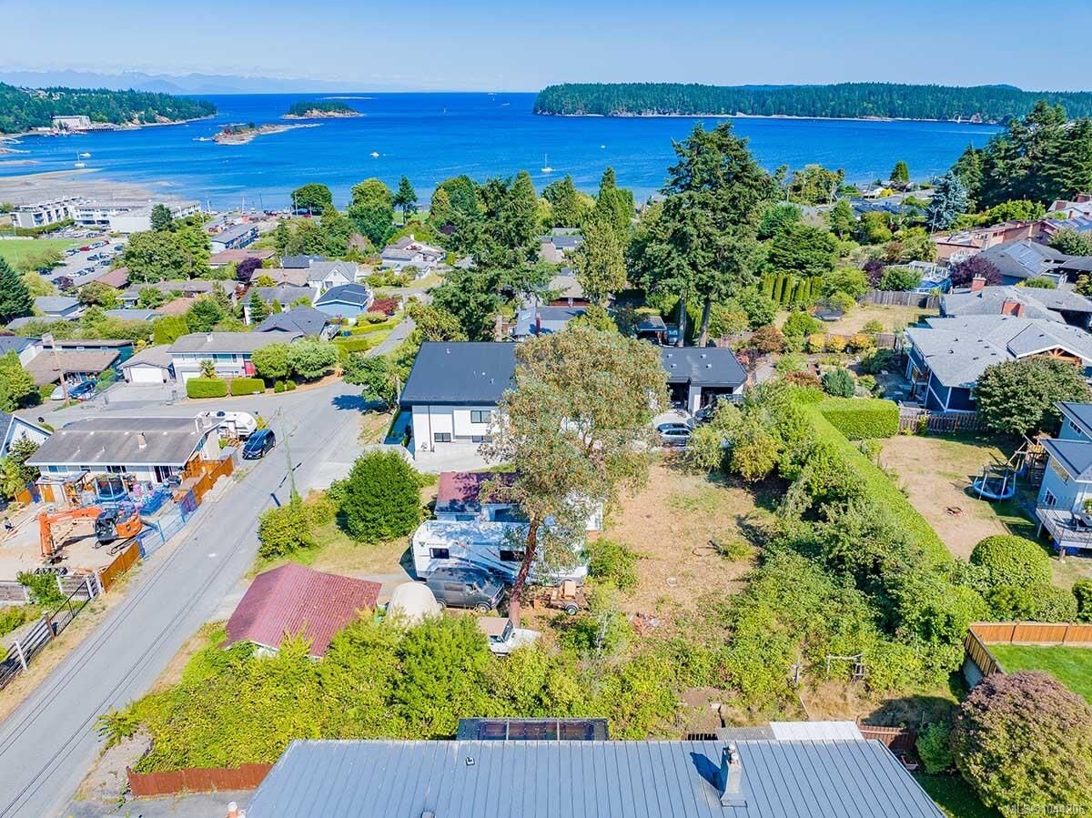 Property Photo:  1630 Loat St  BC V9S 3L4 