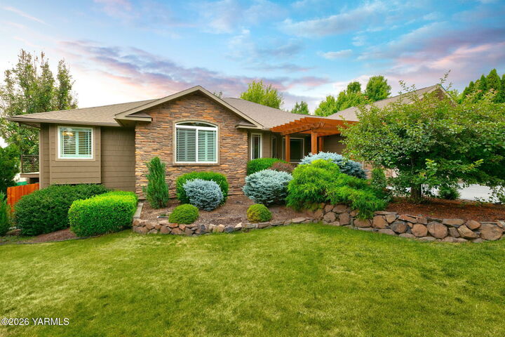 Property Photo:  1013 Crest Acres Pl  WA 98908 