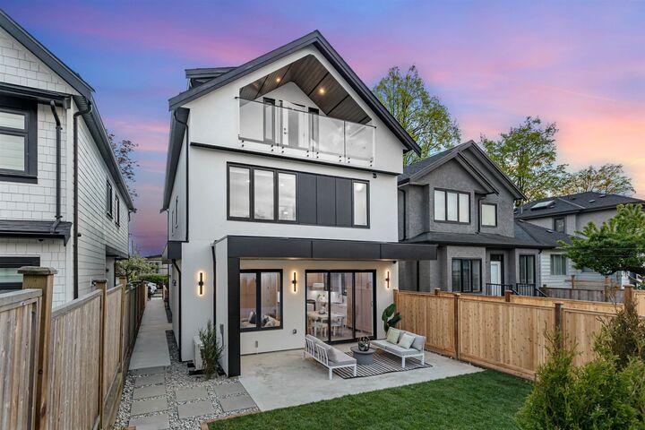 Property Photo: 165 E 45th Avenue 2 BC V5W 1W8