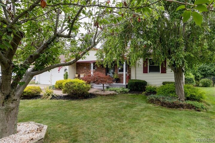 Property Photo:  5866 Lakecrest Drive  NY 14085 