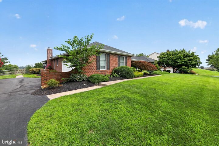 Property Photo:  302 Detjen Drive  DE 19707 