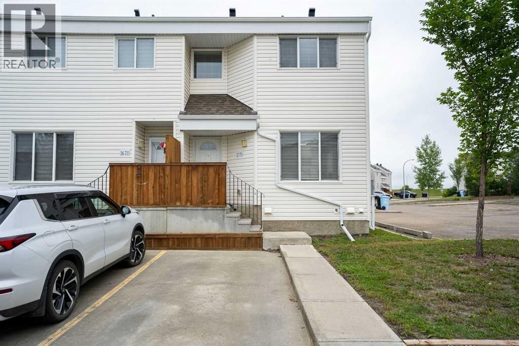 Property Photo:  711 Beacon Hill Drive  AB T9H 3R5 