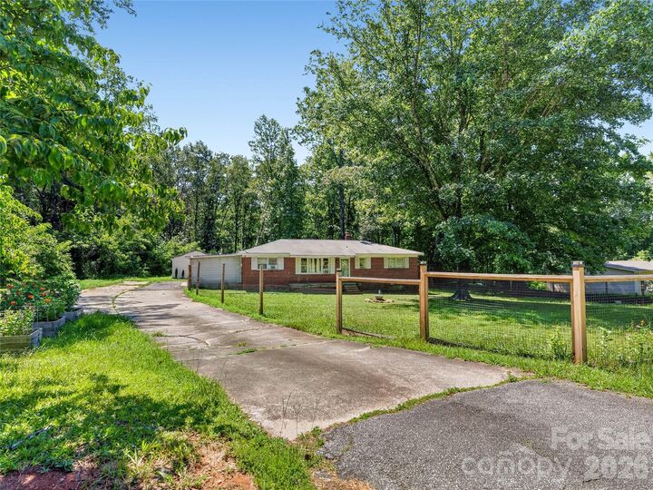 Property Photo: 604 Belue Mill Road SC 29356
