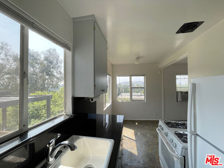 Property Photo:  2986 Waverly Dr, Unit 4  CA 90039 
