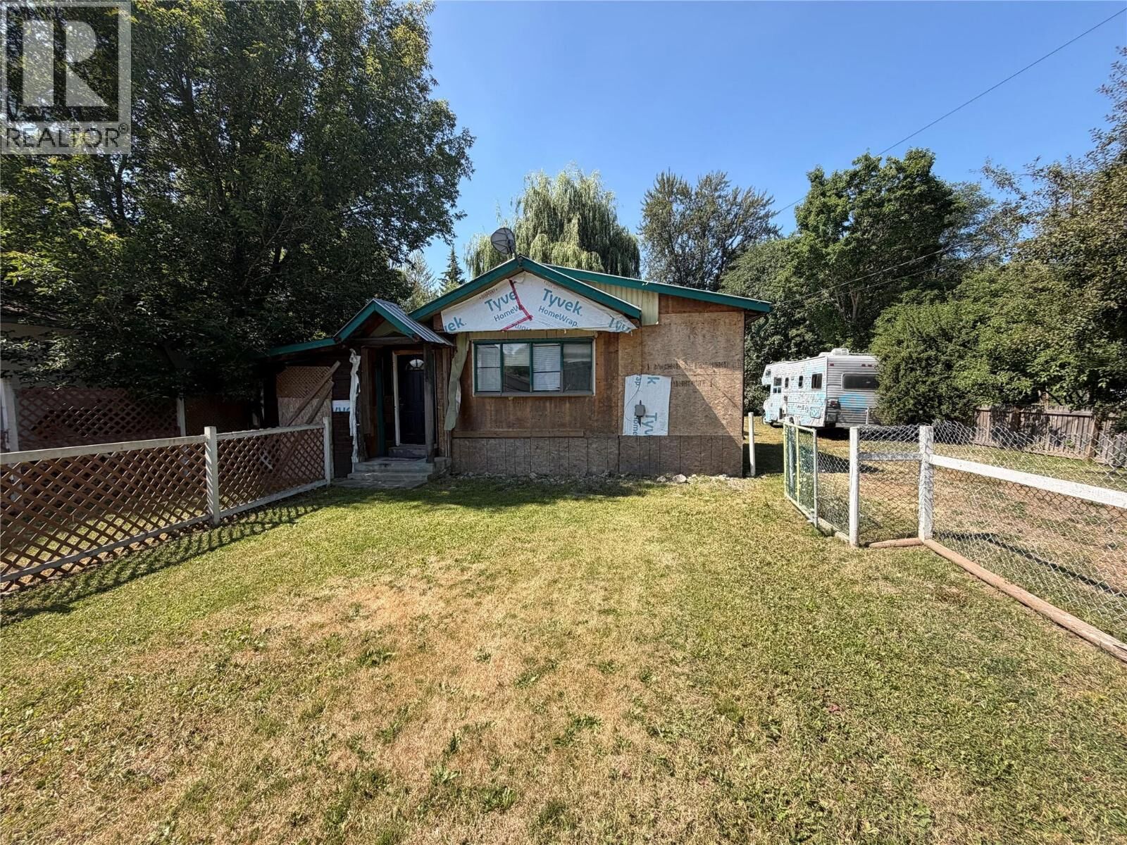 Property Photo:  2076 Heighway Crescent  BC V0E 2G0 