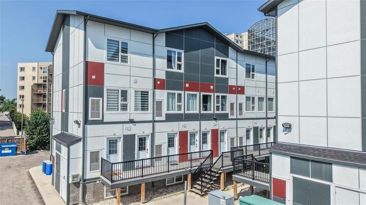 109 University Crescent — photo 1