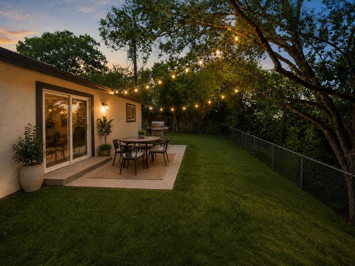 Property Photo:  512 Lake Dr  TX 78028 