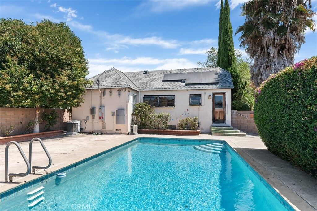Property Photo:  726 S Oak  CA 92701 
