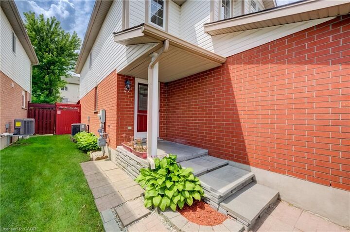 Property Photo:  27 Bridlewreath Street  ON N2E 3V5 