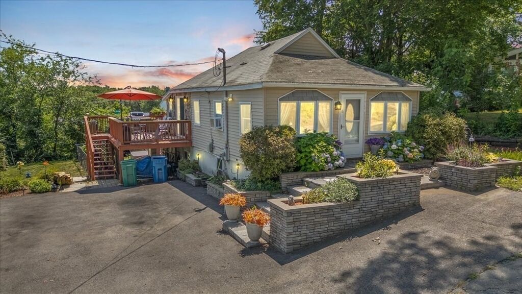 Property Photo: 6 Exeter Pl MA 01821