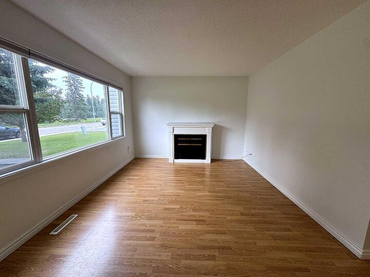 Property Photo:  4709 33 Street 1302  AB T4N 0N6 