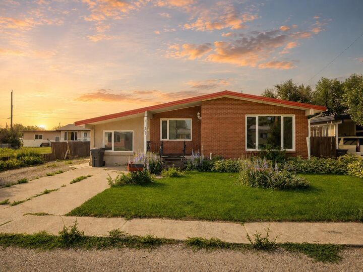 Property Photo:  505 Centennial Avenue  AB T0K 1V0 