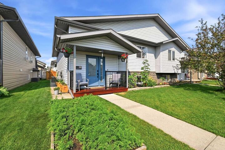 Property Photo:  118 Oak Drive  AB T4P 0C8 