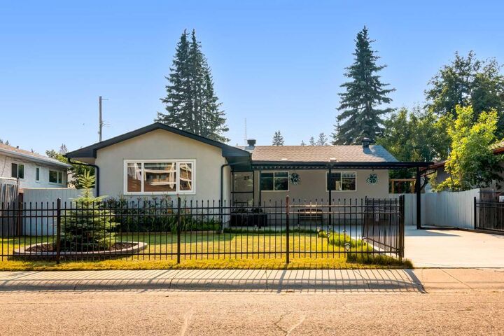 Property Photo: 23 Sussex Crescent SW AB T2W 0L4