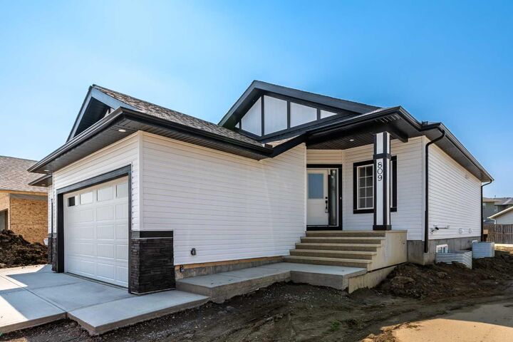 809 Hampshire Crescent NE — photo 1